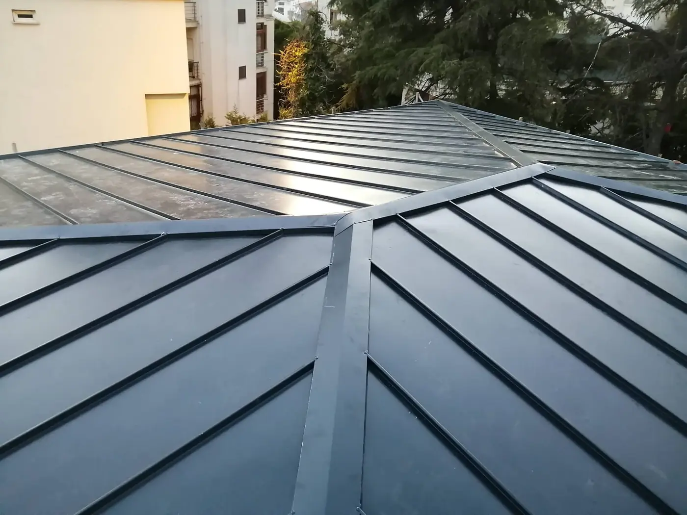 Kenet birleşimli metal çatı kaplamasının yakından görünümü