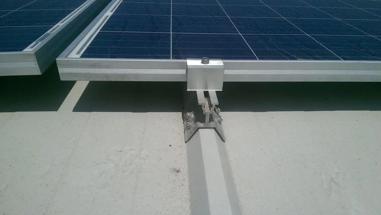 GES paneli altındaki metal ayak ve bağlantı detayı