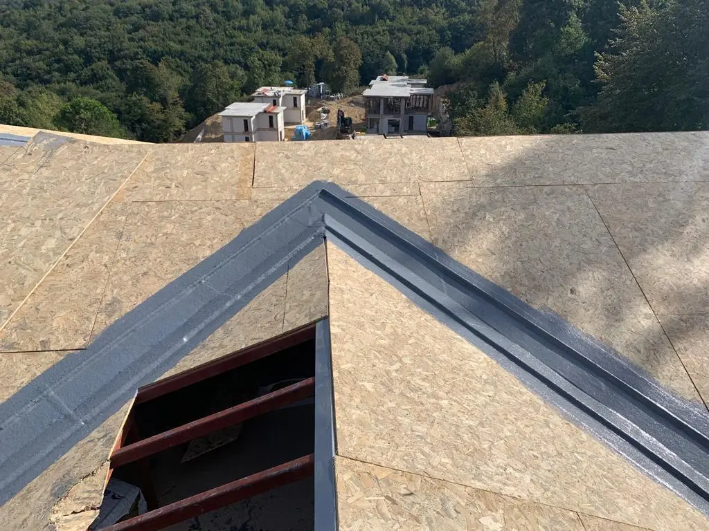 OSB çatı yüzeyinde mahya ve dere birleşimi su yalıtımı