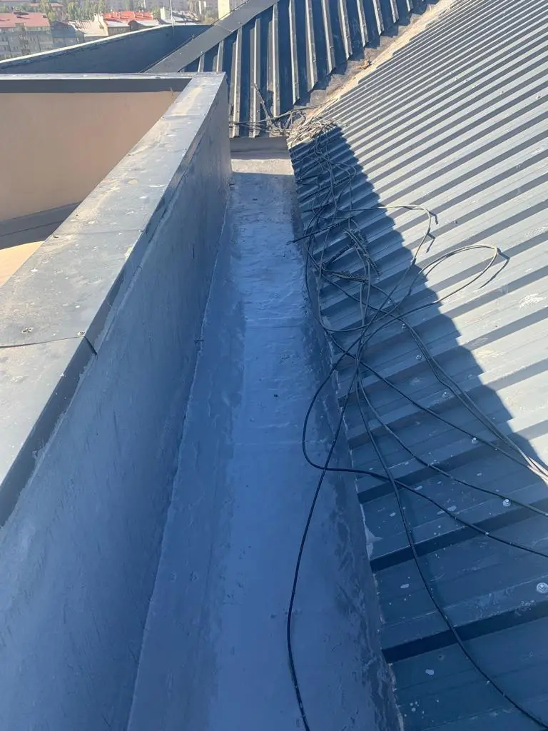 Metal çatı ile parapet arasındaki dere su yalıtımı uygulaması