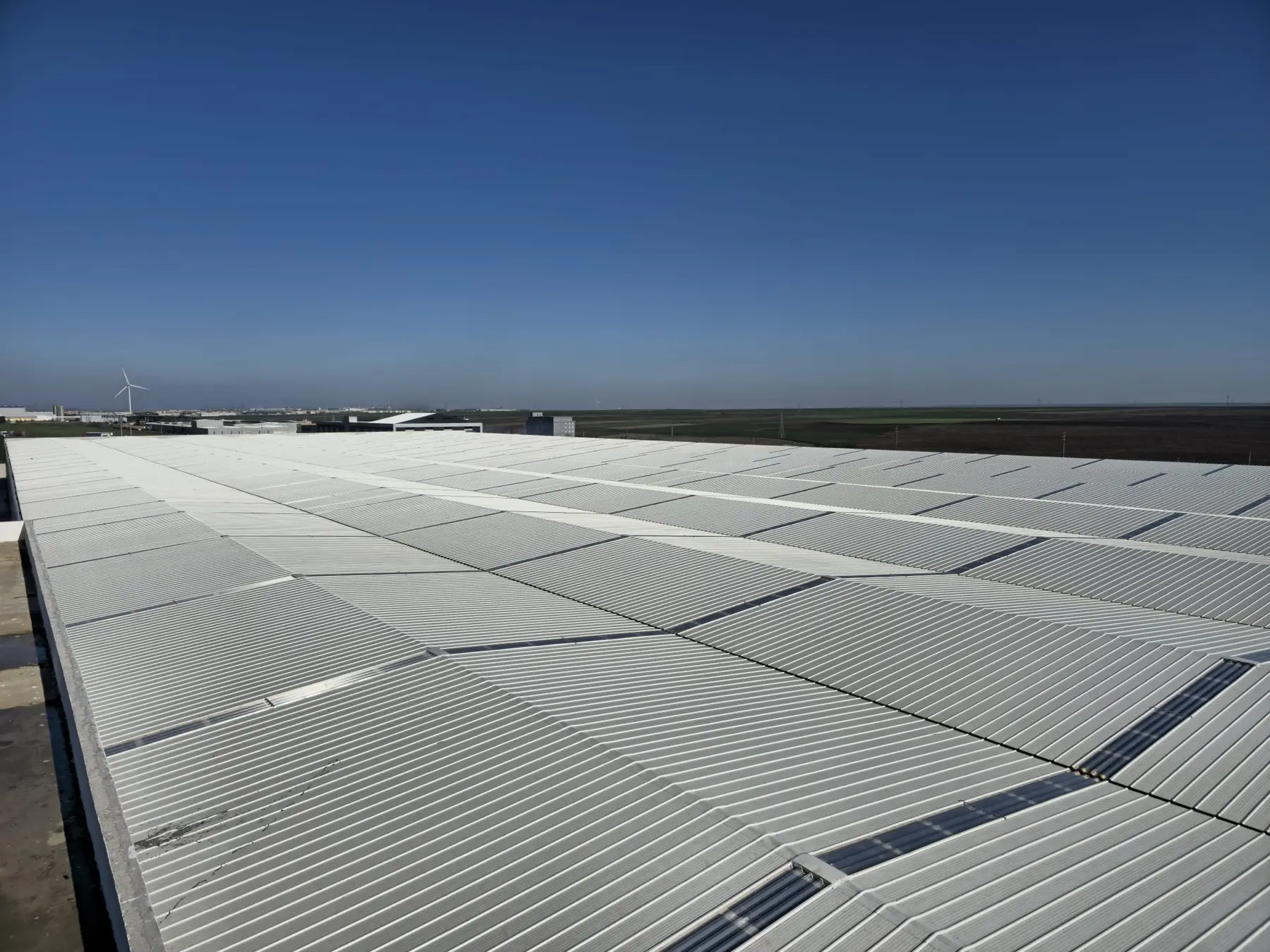 Endüstriyel panel çatının farklı açıdan geniş görünümü