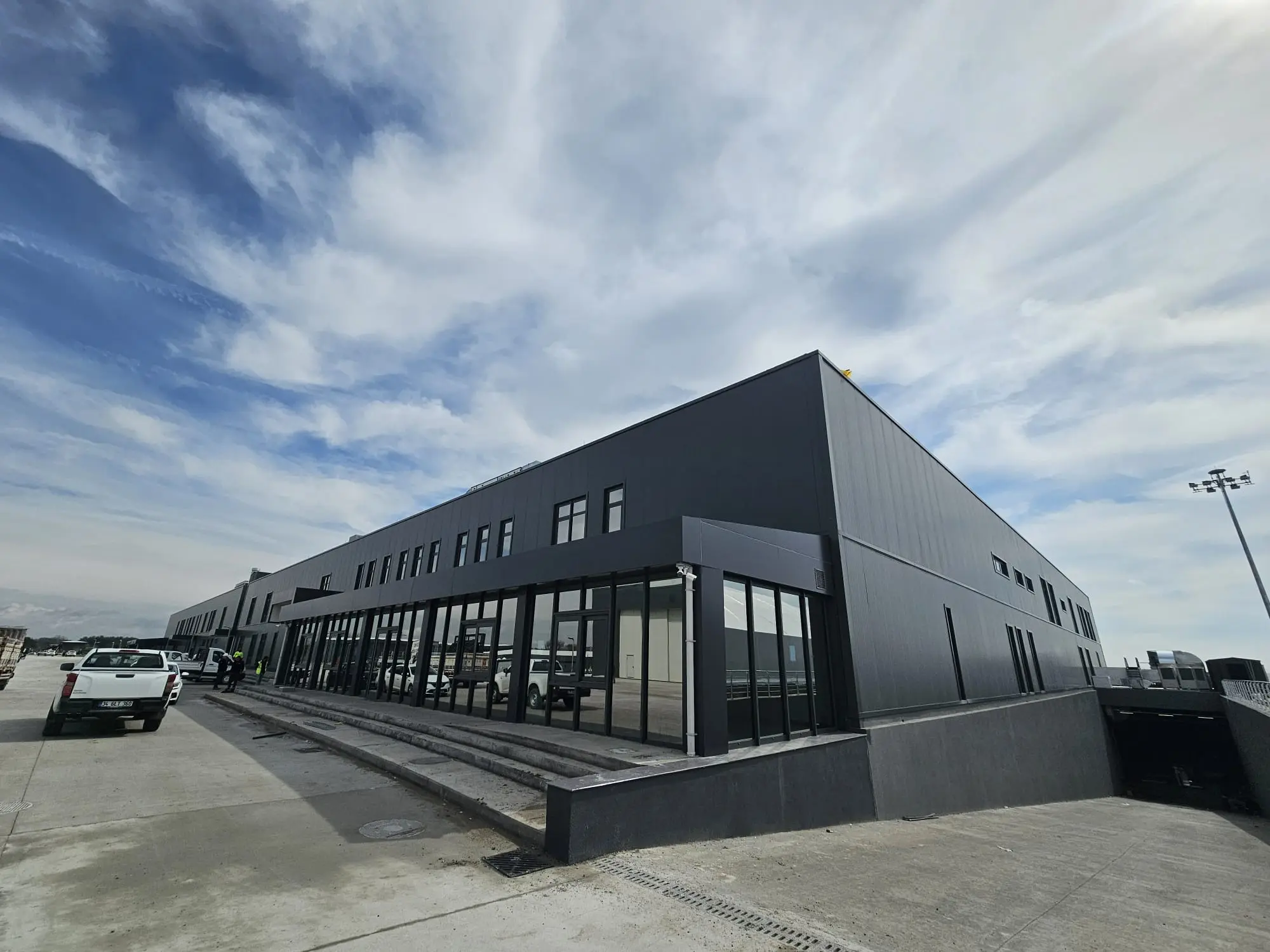 Antrasit sandviç panel kaplamalı endüstriyel yapının genel görünümü