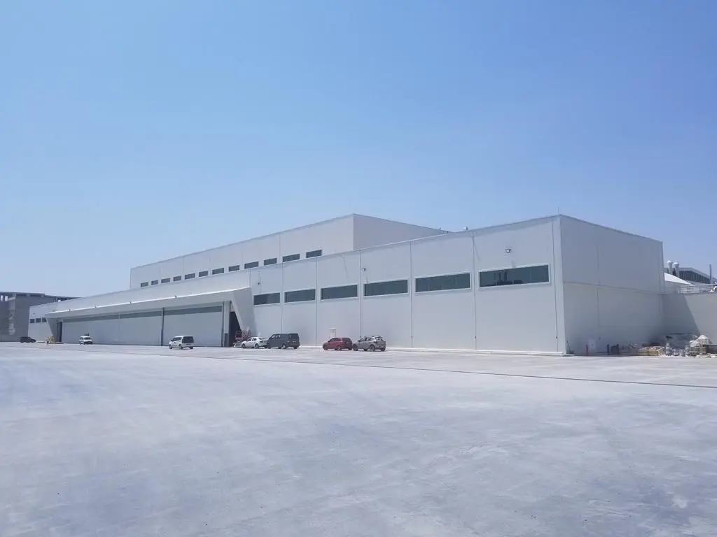 Beyaz sandviç panel cepheli geniş üretim ve depo yapısı